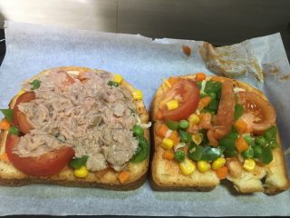 4、吐司披萨????,把素菜铺在吐司上面，其中一片加了金枪鱼