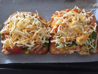 5、吐司披萨????,在上面撒上乳酪