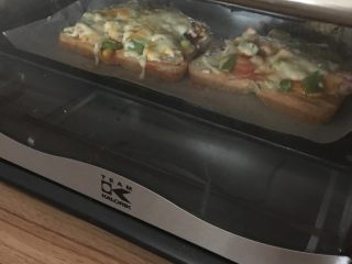 6、吐司披萨????,烤箱预热两百度烤十分钟，根据自家烤箱脾气而定，乳酪融化就可以了。