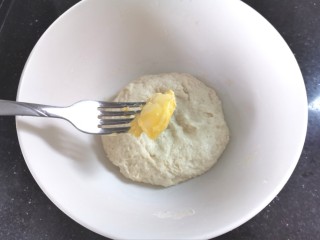 4、芒果披萨,加入黄油，继续揉成面团光滑的面团