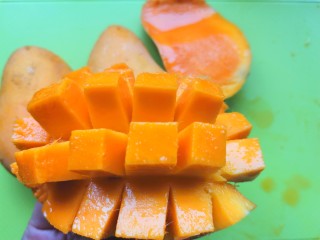 6、芒果披萨,芒果挖出果肉