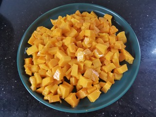 7、芒果披萨,切成小粒