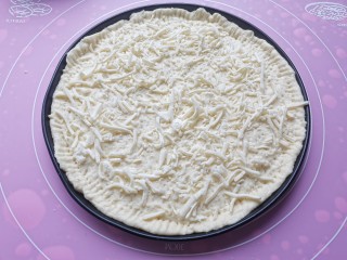 10、芒果披萨,先铺上一层芝士碎