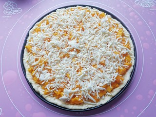 12、芒果披萨,最后再铺上厚厚的芝士碎