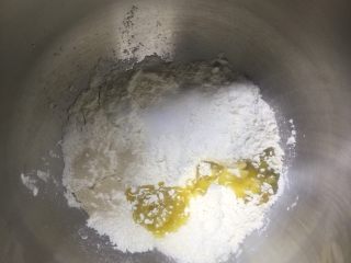 1、白芝麻佛卡夏,将a材料全部放入厨师机，揉至光滑的面团。