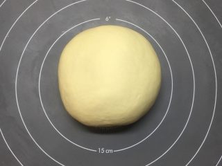 4、白芝麻佛卡夏,面团排气松弛15分钟。