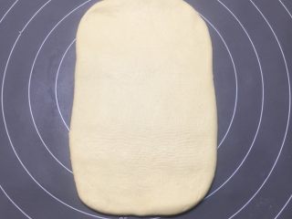 5、白芝麻佛卡夏,面团擀开。