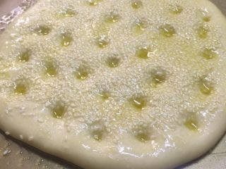 9、白芝麻佛卡夏,放入烤箱200度烘烤20分钟。