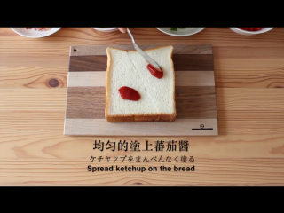 6、披萨吐司,白面包上均匀的图上番茄酱