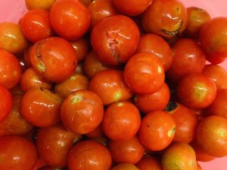 2、万能重香番茄辣酱,去梗去叶。