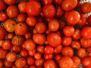 3、万能重香番茄辣酱,洗净备用。