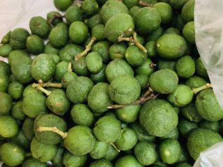 4、万能重香番茄辣酱,准备黄皮果。