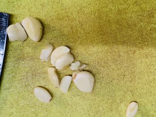 8、万能重香番茄辣酱,蒜去皮。