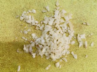 9、万能重香番茄辣酱,切碎备用。