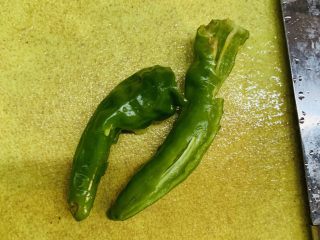 11、万能重香番茄辣酱,绿辣椒去芯(戴手套操作)