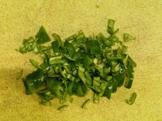 12、万能重香番茄辣酱,切小块备用。