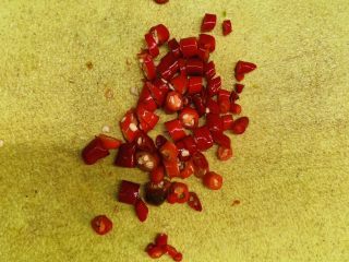 10、万能重香番茄辣酱,红辣椒切小段。