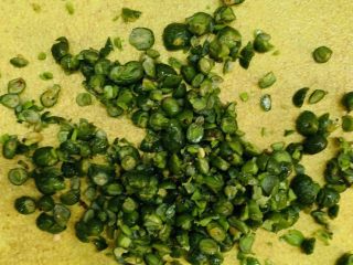 14、万能重香番茄辣酱,切碎备用。