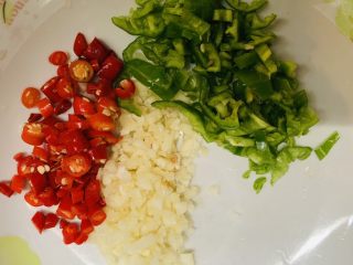 15、万能重香番茄辣酱,除了黄皮果，其他配料放一起。