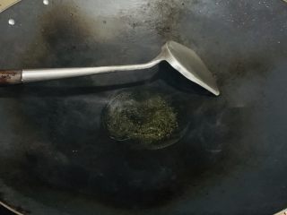 17、万能重香番茄辣酱,小火放入食用油。