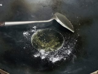 18、万能重香番茄辣酱,加入盐。