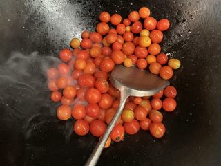 19、万能重香番茄辣酱,倒入番茄。