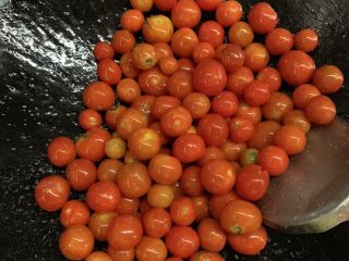 20、万能重香番茄辣酱,翻拌均匀。