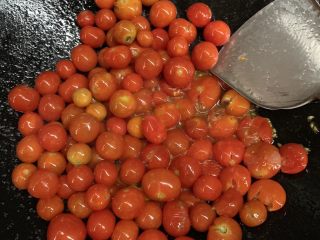 21、万能重香番茄辣酱,用铲子轻轻按压果子，把它们压扁压爆。