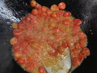 22、万能重香番茄辣酱,轻轻摁压翻拌到没有完整的番茄。