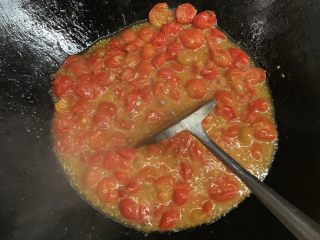 23、万能重香番茄辣酱,铲子反过来轻轻戳检查一下。