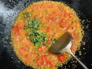 24、万能重香番茄辣酱,加入黄皮果碎。