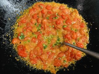 25、万能重香番茄辣酱,翻拌均匀。