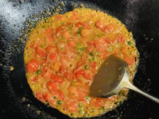 26、万能重香番茄辣酱,陆续翻拌10秒左右。