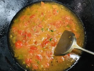 27、万能重香番茄辣酱,加入清水。稍微看到周边一圈水，能覆盖番茄汤汁就行。