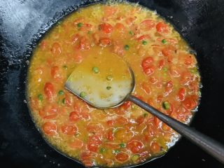 28、万能重香番茄辣酱,转中火用铲子轻轻按压。