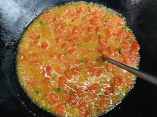 29、万能重香番茄辣酱,打圈圈不停搅拌。