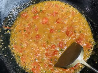 30、万能重香番茄辣酱,汤汁开了继续翻拌30秒左右。