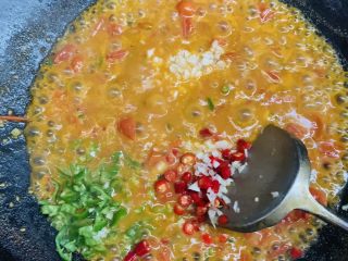 31、万能重香番茄辣酱,加入全部配料碎。