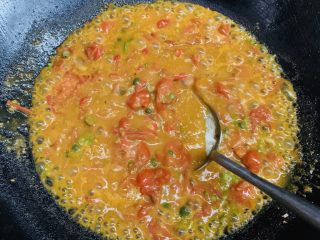 32、万能重香番茄辣酱,翻拌均匀。