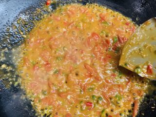 33、万能重香番茄辣酱,再次煮沸冒大泡。