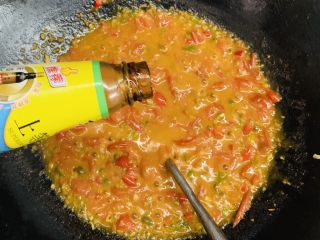 34、万能重香番茄辣酱,加入蚝油提鲜。