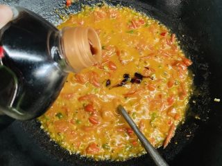 35、万能重香番茄辣酱,加入酱油着色。