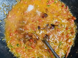 36、万能重香番茄辣酱,加入白糖综合味道。