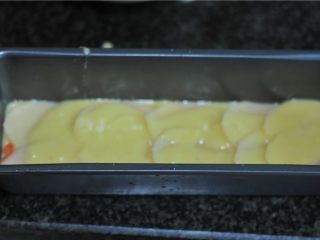 3、蔬菜隐形蛋糕,铺上土豆片，继续淋上一勺糊糊