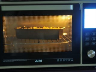 4、蔬菜隐形蛋糕,放入烤箱中层，170度烤50分钟