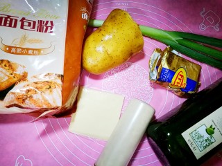 1、佛卡夏面包,先把主材料准备好，培根两片拿出解冻。