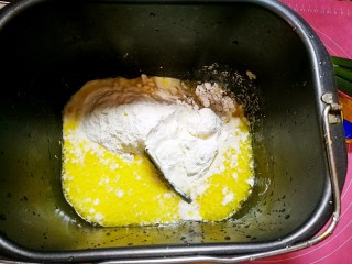 2、佛卡夏面包,开始用面包机和面，把所有面团材料全部倒入，面包机按和面程序。