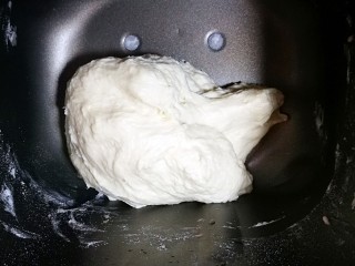 3、佛卡夏面包,这款面包不要过度揉面，一定注意，不需要揉出膜哦，揉成团即可，所以面包机不要等完一个揉面程序，揉成一个光滑面团即可停止了。等待发酵。