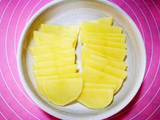 4、佛卡夏面包,发酵面团的时间来准备土豆，土豆削皮切薄片，放微波炉里两分钟至半熟即可。放凉备用。