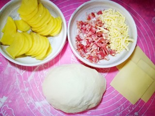 5、佛卡夏面包,面团发酵至原来的2.5倍，大约四十分钟。